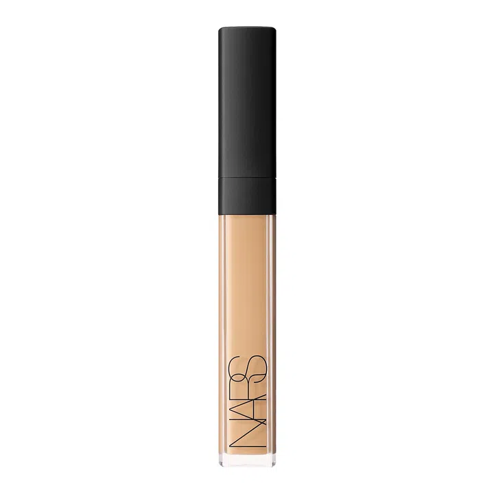 Long-lasting with medium-to-high buildable coverage, this formula stays flexible and comfortable throughout the day with a true-to-colour luminous finish, so you have bright eyes without creasing or the need for touch-ups. Plus, all 18 shades are infused with skin-caring natural botanicals.