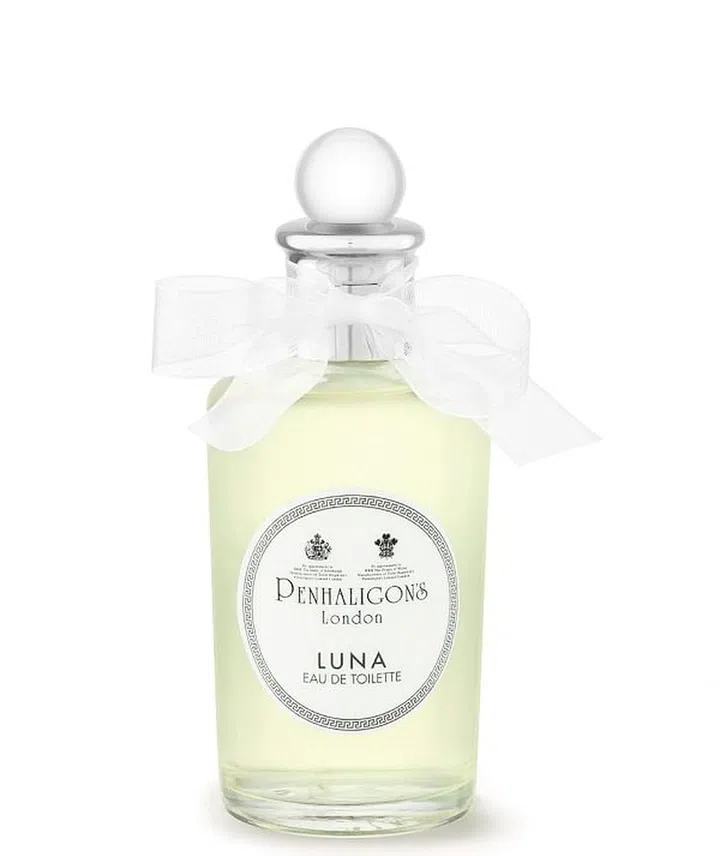 WIth bergamot, juniper berries and a creamy woody base, this scent is a classic fresh-floral that never goes out of style. 