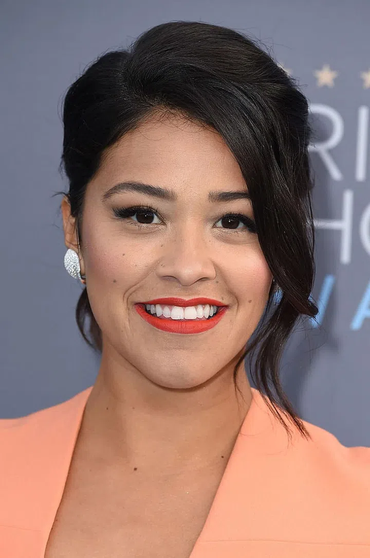 Rodriguez's peach sherbert dress is a tricky shade to match beauty-wise. But her cool-toned orange-red lip was the perfect complement. 

