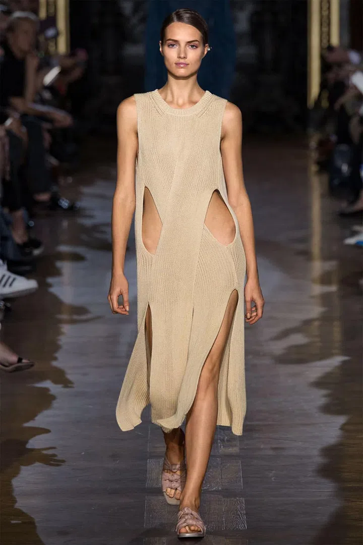 gallery_1424889695-hbz-cutout-dress-vertical