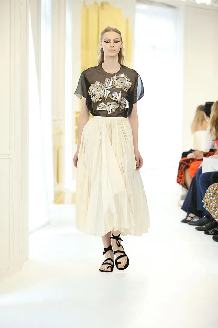 Silver and gold-embroidered black silk organza t-shirt and ecru faille skirt. Photo: Dior