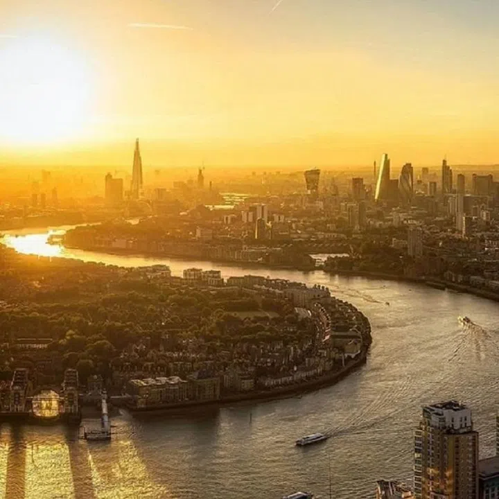 London is a cinematic city, with historic architecture, winding, cobbled streets and a slew of iconic buildings that tourists just can't get enough of.