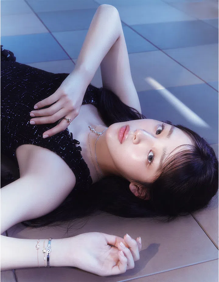 Minji NewJeans wearing Chanel No. 5 jewellery necklace, rings and bracelet