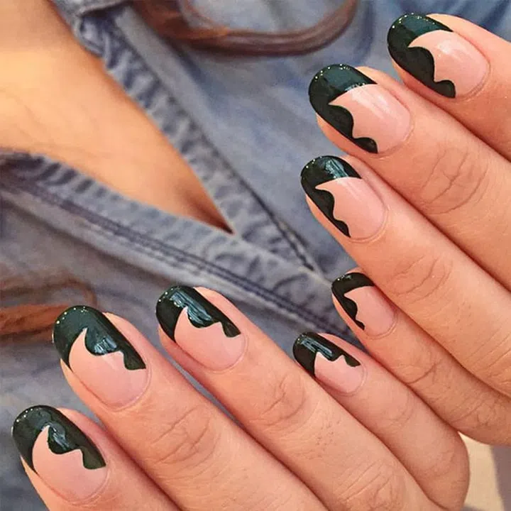 In the dead of winter, channel ocean vibes with this unique wavy-meets-French fingertip.
@purplenailbox