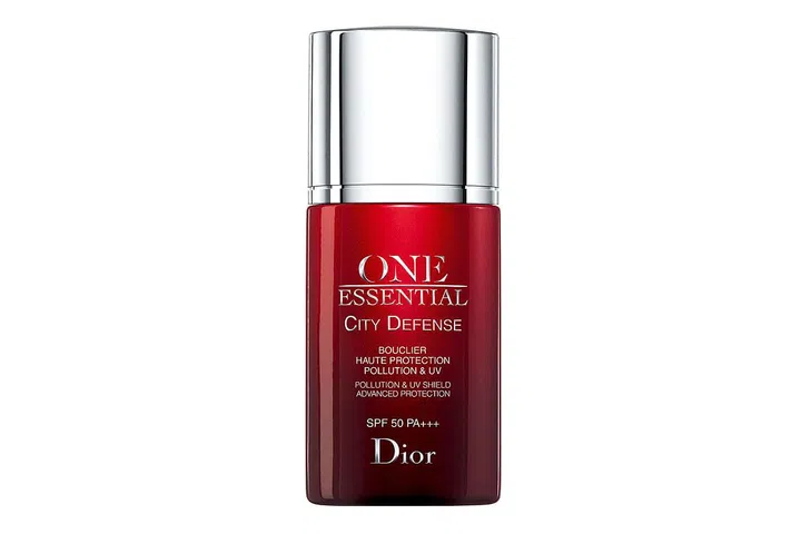 Not only does this fend off UV rays, it also prevents pollutant particles from sticking to and entering skin surface. Its silky finish also doubles up perfectly as a makeup base.