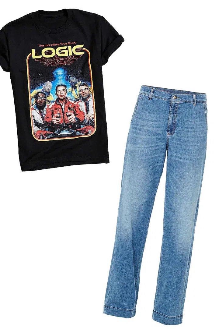 T shirt, Urban Outfitters. Jeans, iBlue.