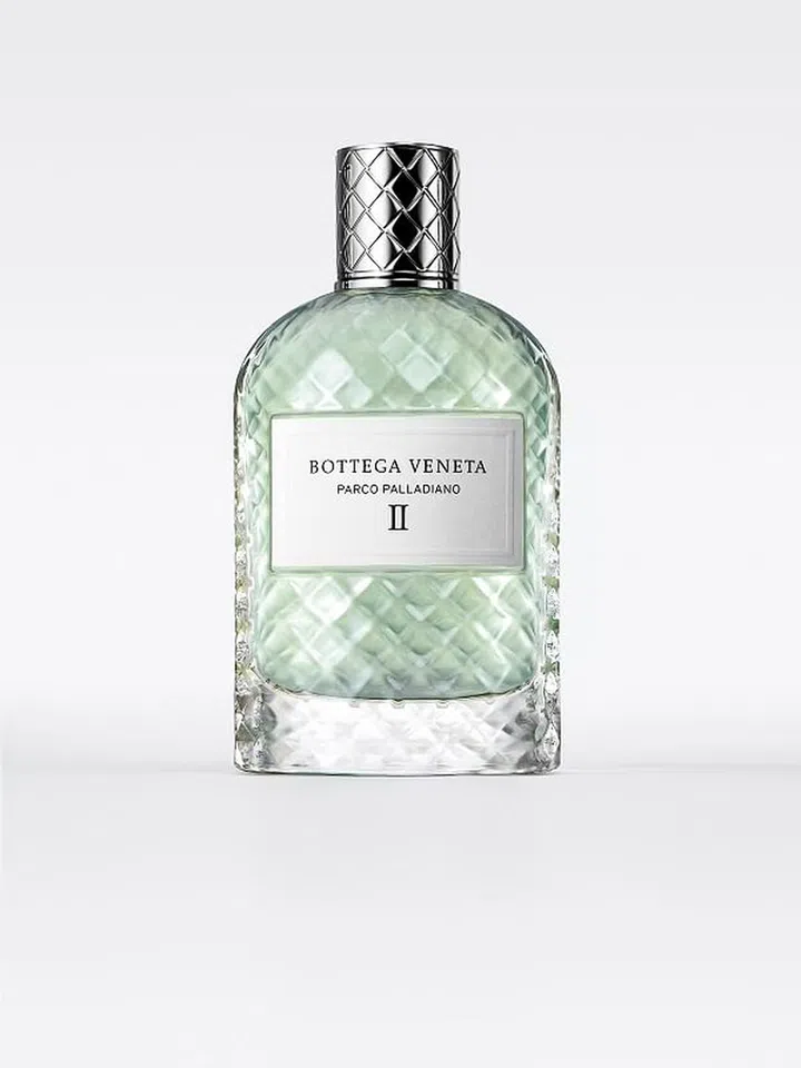 Dark cypress and punchy pink pepper adds luminosity and vibrancy to this woody-spicy eau. 