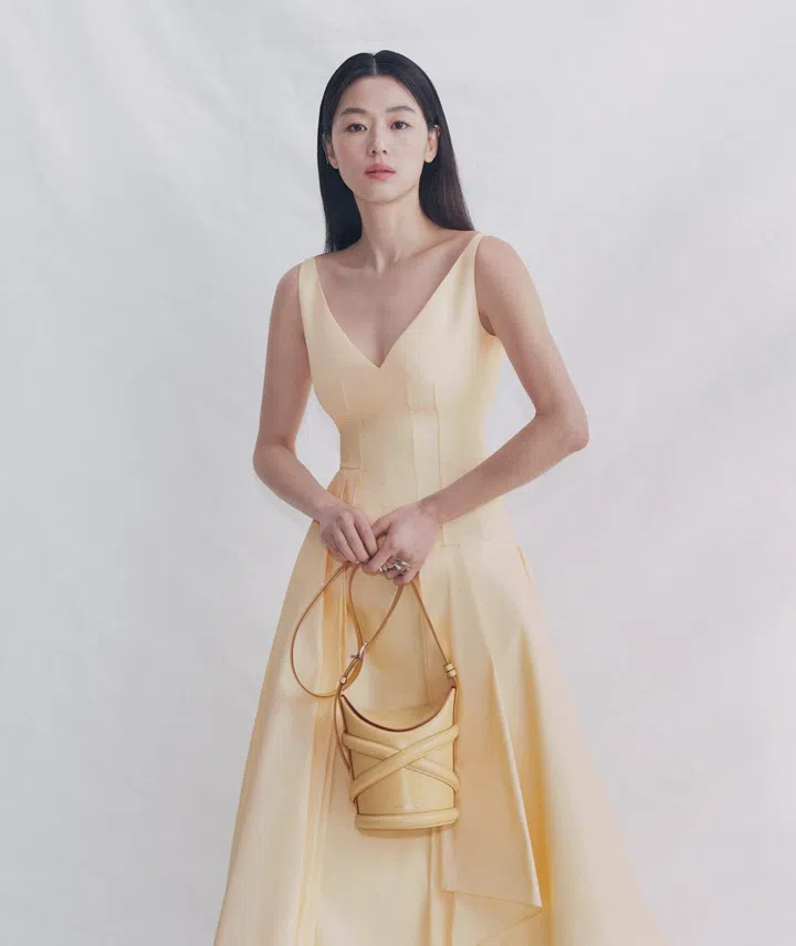 South Korean actress Jun Ji Hyun with her The Curve bag.