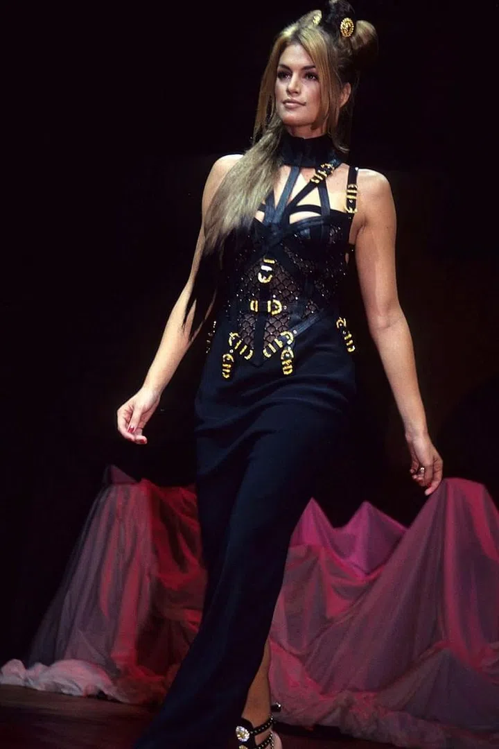Crawford walks for Versace’s benefit for amfAR in 1992. Photo: Getty 