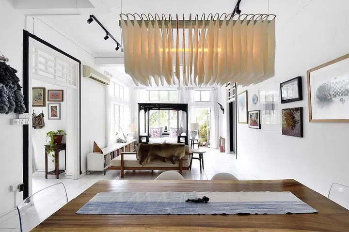 The existing apartment features a lofty 3.6m ceiling with windows on two or three sides of each room. “The high ceilings and multiple shaded windows keep the house cool and eliminate any need for air conditioning for most of the year,” she says.

The renovated apartment retains most of its original structure, except the walls between the kitchen and the dining area, which were removed to improve the usability of the space. (Photo: Carli Teteris, courtesy of Grounded)