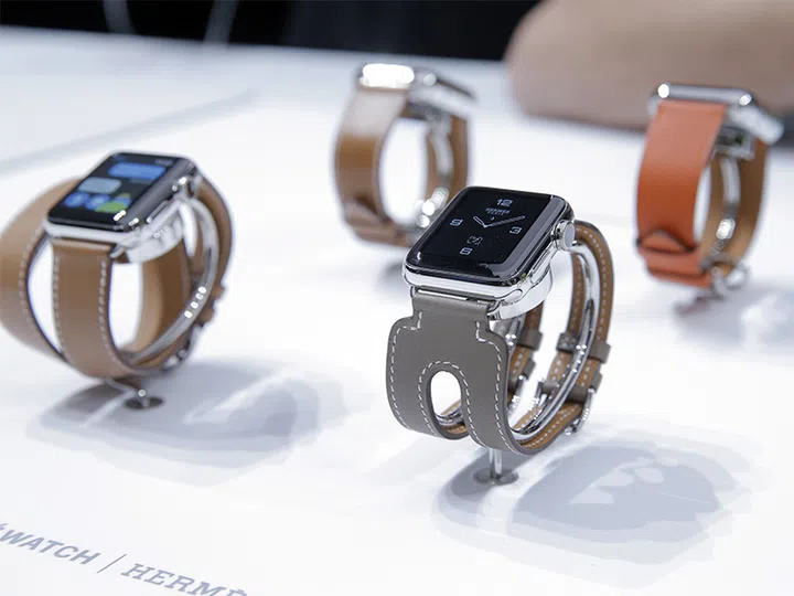 trends from the past watches and jewellery | apple watches in the store with hermes straps
