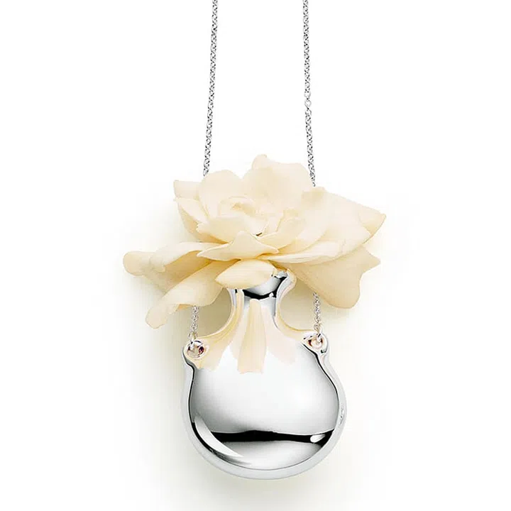 Memories of her visits to Portofino, Italy, in the 60’s led to Peretti designing these bottles, after seeing beautiful women holding gardenias in their hands.