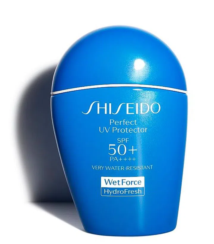 Ideal for outdoor use, this unique formula strengthens its sun protection when it comes in contact with water. Plus, it's also fortified to deliver added moisture to skin.