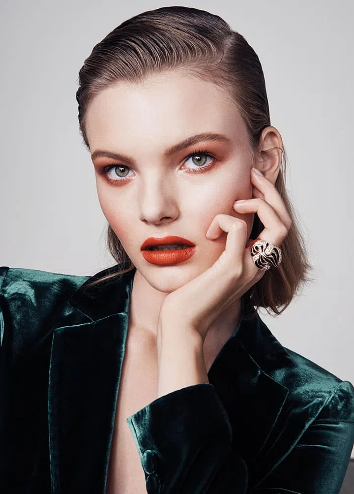 Forget a flat, powdery 
complexion: The new 
generation of matte 
foundations not only 
promises to mask skin flaws, 
it also offers a velvet finish. 
Rich and creamy, the best method of application is to use a stippling 
brush to press in foundation 
with a repetitive “dotting” motion. Suitable for liquid or cream formulas, this technique requires more time and effort to blend but gives an airbrushed effect as makeup melds seamlessly into skin without sinking into pores and wrinkles—totally worth it.  