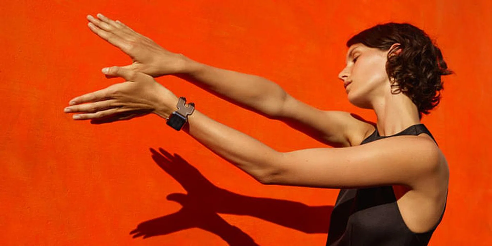 2126 Apple Watch エルメス　アネモネ　紫　HERMES レザー Apple Watchにエルメスコレクションが誕生！｜ハーパーズ バザー
