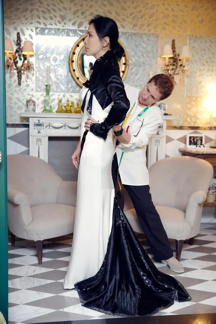 The Schiaparelli Team flew to Hong Kong for the second-fitting, with final touch-ups being made. 