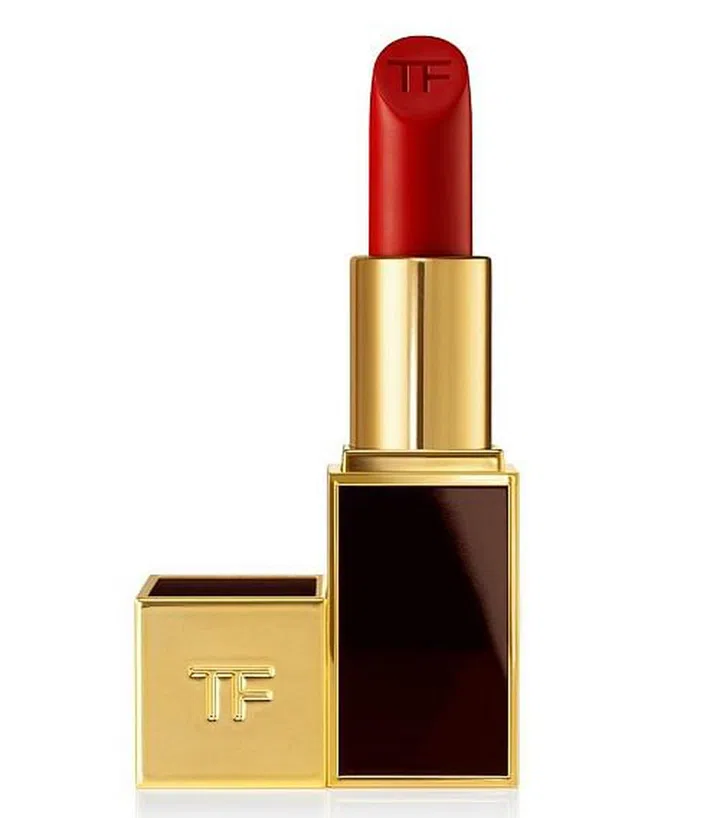 This slightly-muted tomato red lipstick feels weightless on lips and provides even and full coverage. Added botanical butters also mean your lips remained soft and smooth. 