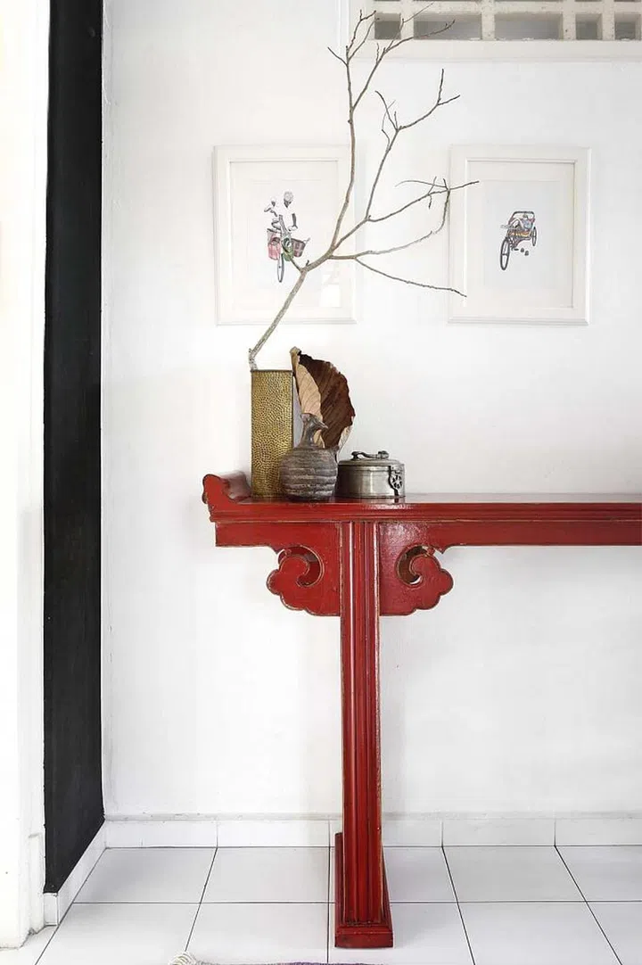 All in all, the home is a perfect marriage of the rustic and historic with modern comforts, contemporary forms and a progressive notion of luxury. It is also an excellent example of how to make an (almost) all-white interior exciting. (Photo: Carli Teteris, courtesy of Grounded)