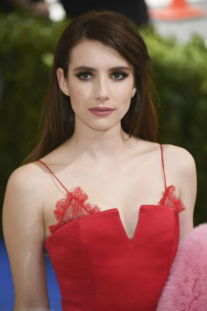 Roberts' gorgeous chocolate locks are complemented with eye shadow in an elegant shade of cocoa with a touch of glitter, and mauve lips (Photo: Getty)