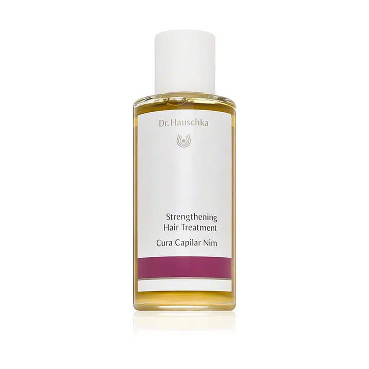 Free of artificial ingredients
that might leave a residue or dry your hair, this quick-penetrating oil revitalises hair follicles while soothing the scalp.