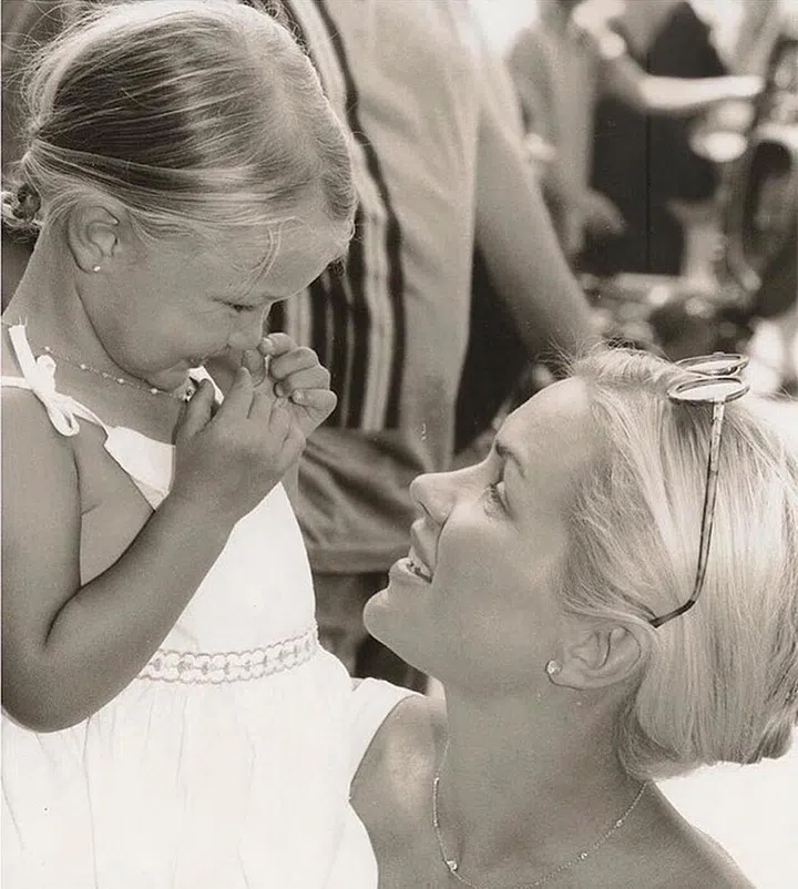 "Happy Mother's Day to the greatest mom I could ever ask for !!!!! Your compassion for others and unconditional love inspire me every single day ?? (&& most of all thank you for my lil ones @bellahadid @anwarhadid) WE ARE SO BLESSED TO HAVE YOU AND LOVE YOU INFINITELY @yolanda.hadid ✨✨✨". Photo: @gigihadid