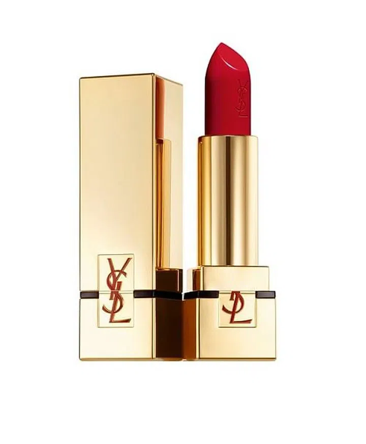 This neutral red flatters all skin tone and wears beautifully throughout the day without fading or feathering. 