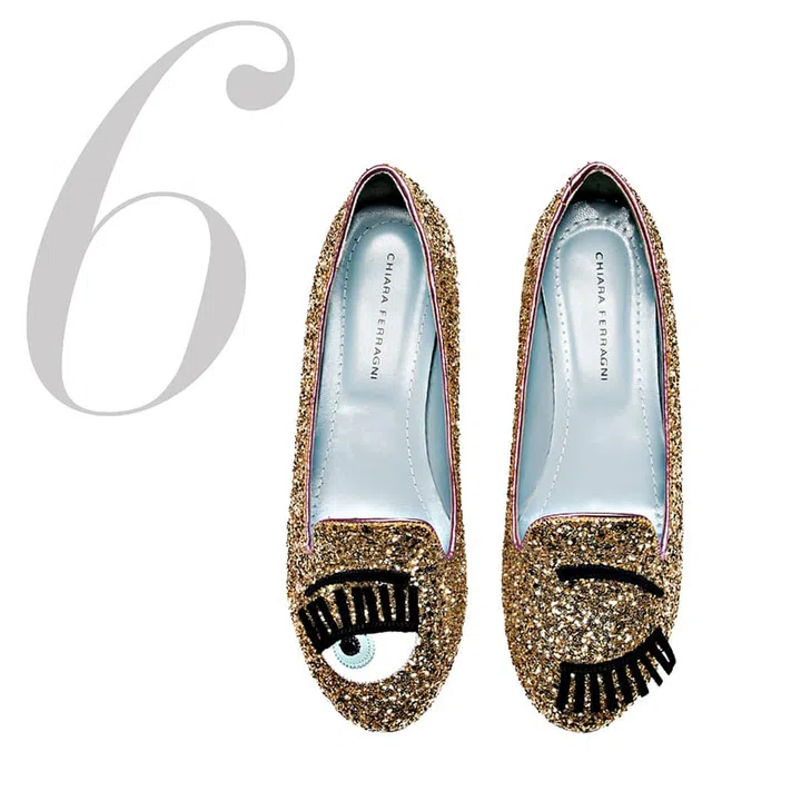 Indulge in a spot of flirting with this adorable pair. Gold sparkles work to garner admiring glances from onlookers before a naughty wink seals the deal.