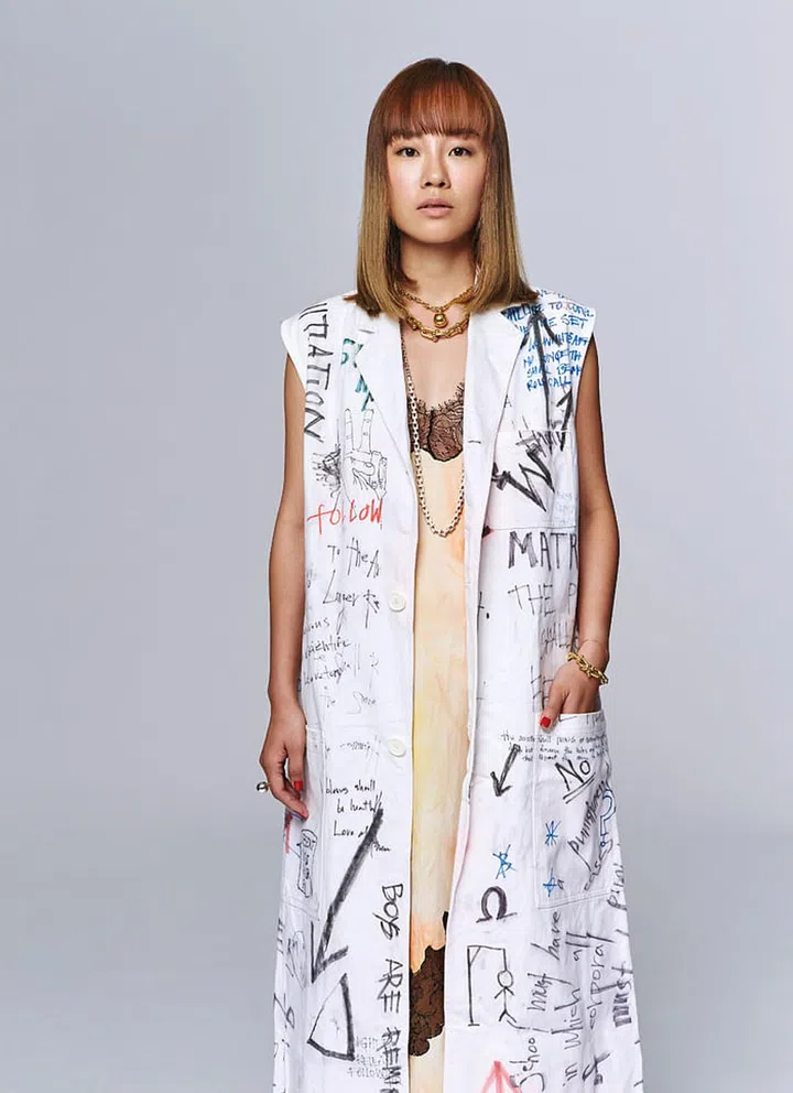 Jun wears her own Raf Simons
sleeveless coat and Céline dress.
Gold HardWear Wrap necklace; gold
HardWear Graduated Link necklace;
silver T Chain necklace; gold
HardWear Large Link bracelet;
silver HardWear Ball Dangle ring,
Tiffany & Co. Gold bracelet, her own. Photo: Zaphs Zhang