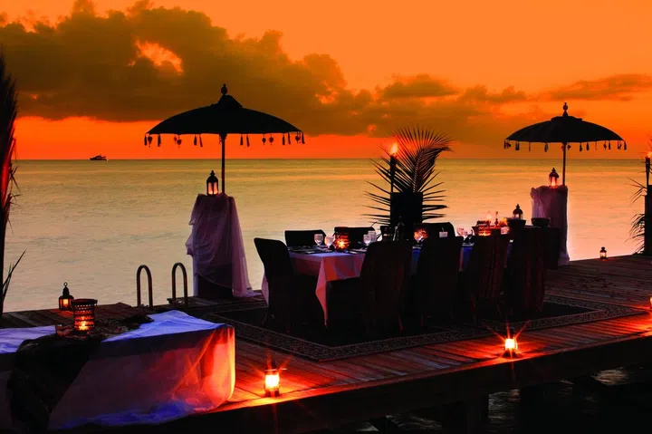 SB1014_Life_Escapes_Dock_Dinner_Wide