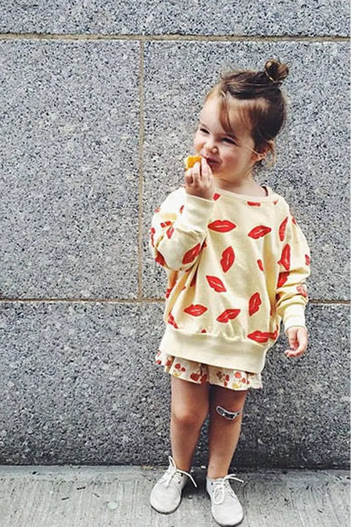 Stella loves patterns, from birds to bananas to lipstick pouts.
Follow @lindseybelle.Photo: Instagram