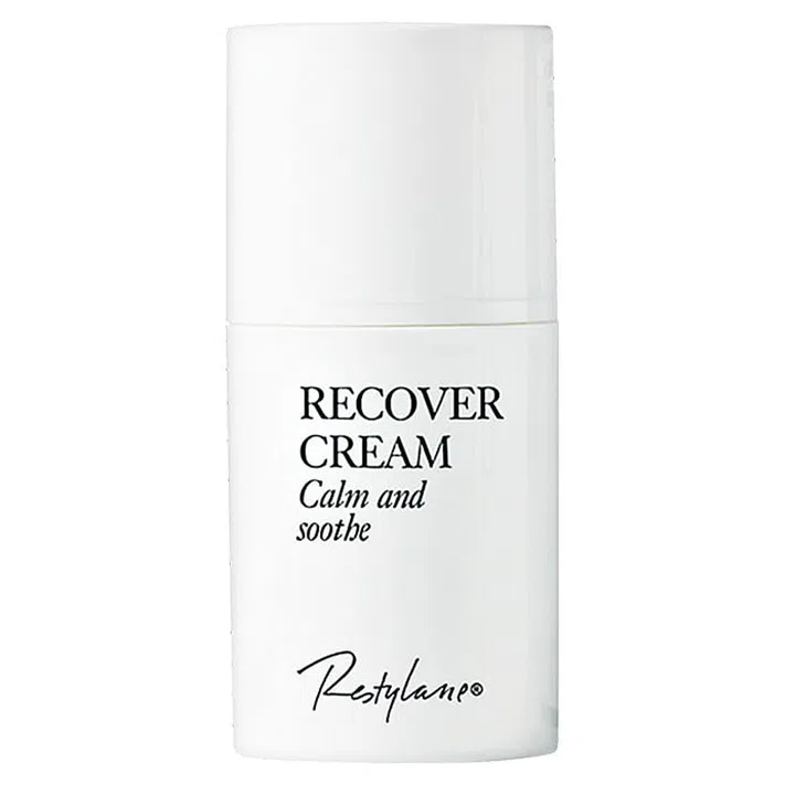 Containing an exclusive form of hyaluronic 
acid, this moisture-attracting compound improves skin hydration and resilience 
over a prolonged period of time. 