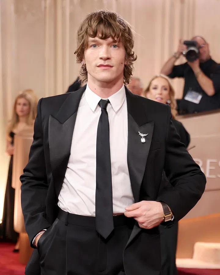 best jewellery and watch moments golden globes 2026 | connor storrie in ysl and tiffany and co bird on a rock brooch