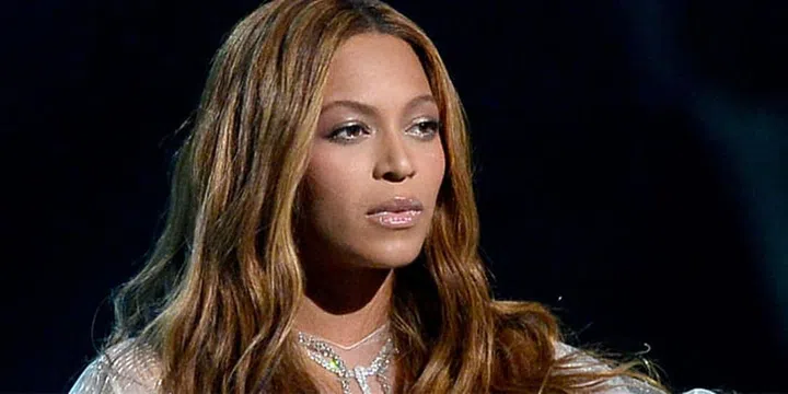 Beyoncé Pays Tribute To The Dallas Shooting Victims
