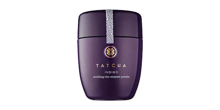 This gentle exfoliating powder is packed with rice enzymes that breaks down grime and dead skin to reveal healthy young skin cells for a luminous complexion. The anti-inflammatory Japanese indigo extracts helps to reduce redness, while Hadasei-3 bioactive complex, green tea, Okinawa red algae, Japanese rice bran, and colloidal oatmeal work together to nourish the new layer of skin to bring about a healthy glow to the complexion. Photo: Tatcha
