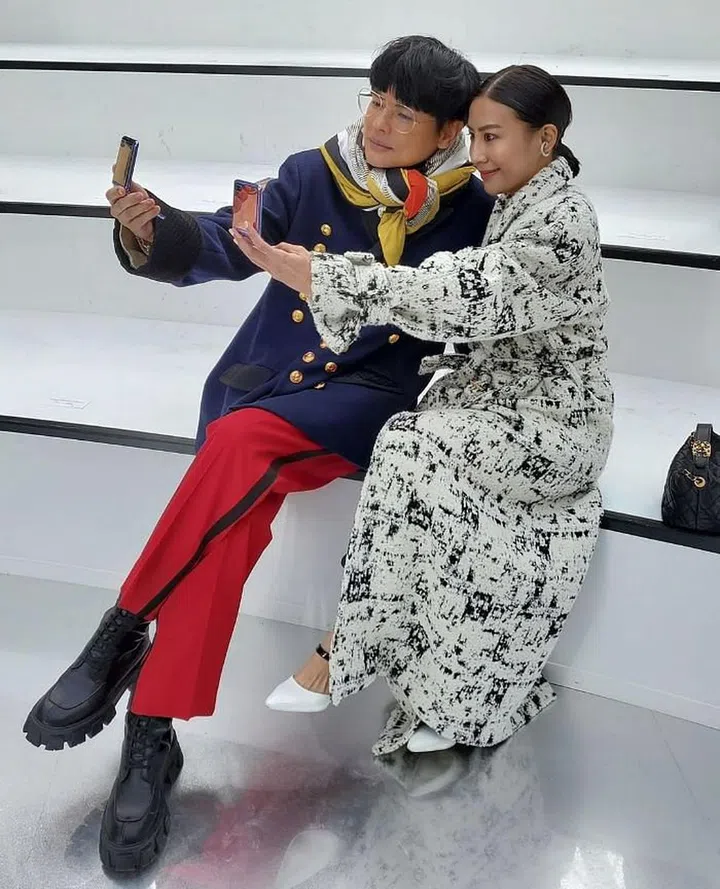 Serving up #ParisFashionWeek realness with the new Galaxy Z Flip.