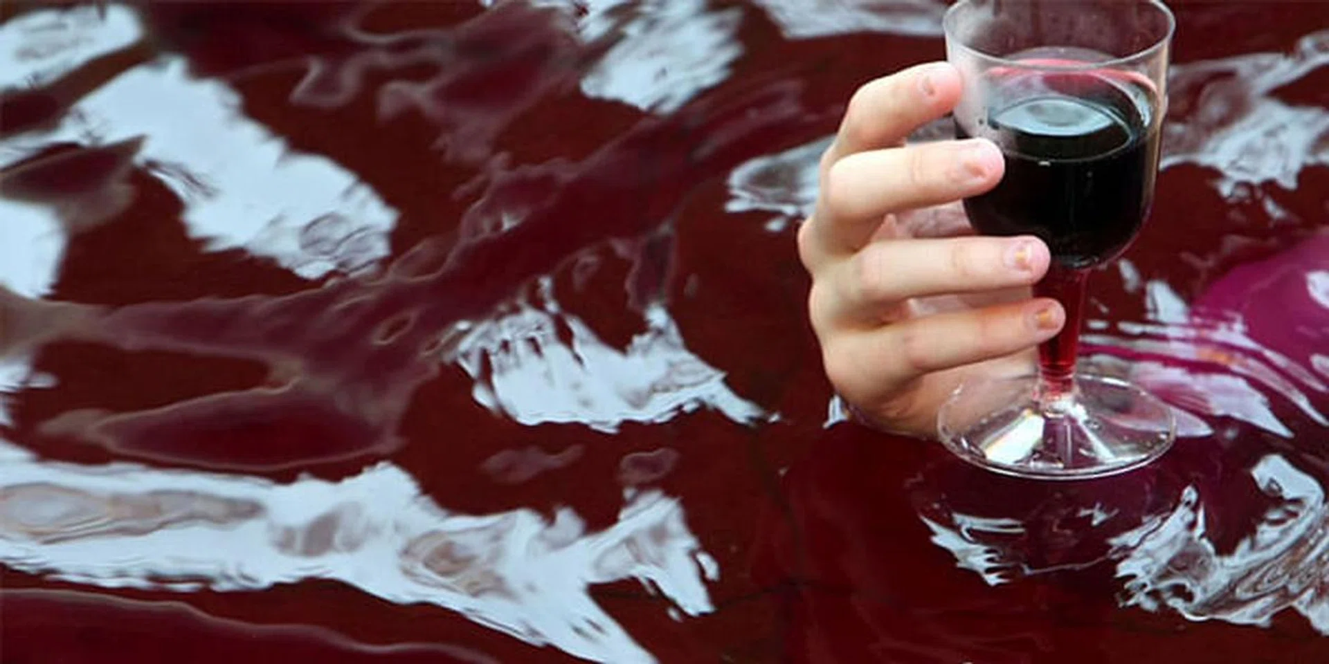 This Japanese Spa Lets You Swim in a Pool of Red Wine