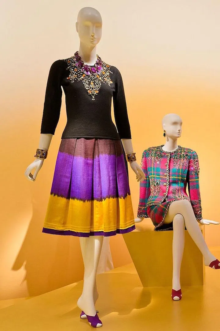 Oscar de la Renta, Day Ensemble, fall 2005, cashmere, metal stud, and sequin and stone appliqué (sweater); silk (skirt), courtesy of Oscar de la Renta Archive.

