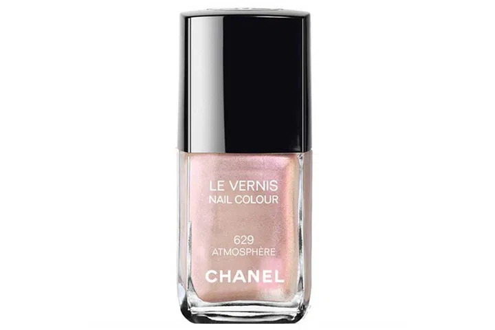 These limited edition shades embody the ethereal nature of Rose Quartz and Serenity. Both shades emphasise the sense of spectrum, balance, and blurring that Pantone described in their selection of colours for 2016; Photo: Courtesy of Chanel