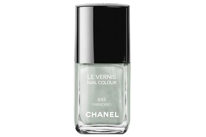 These limited edition shades embody the ethereal nature of Rose Quartz and Serenity. Both shades emphasise the sense of spectrum, balance, and blurring that Pantone described in their selection of colours for 2016; Photo: Courtesy of Chanel