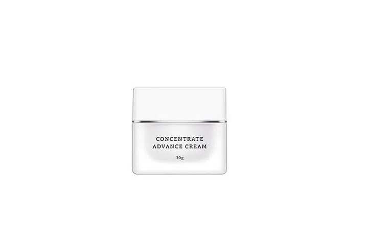 Fortified with natural emollients, follow with RMK’s Concentrate Advance Cream to promote moisture retention and protect against pollution.