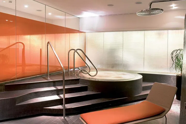 This lounge with a clubby vibe and dimly-lit bar still has all the amenities you'd expect from an upscale facility. There's a business center, restaurant-style food, and even an outdoor deck. Stop into the Clubhouse Spa, where you can indulge in treatments like a complimentary facial using Dr. Hauschka products. Travelers can even pass the layover in the facility's hot tub. 
