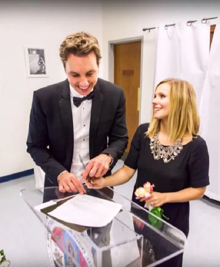 Marrying Dax Shepard in 2013. Terrific statement necklace. 
