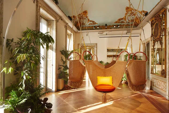Swing chair by Patricia Urquiola