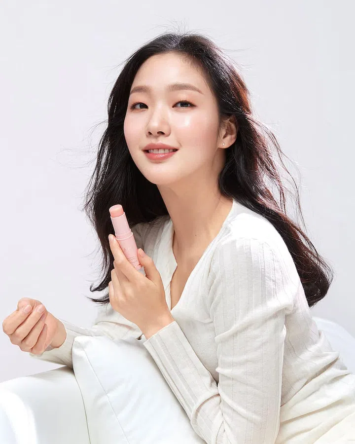 South Korean actress Kim Go Eun and KAHI’s Wrinkle Bounce Multi Balm. (Photo: KAHI)