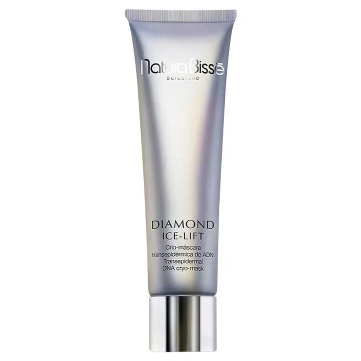 Harnessing the tightening effect of deepsea marine actives, this plumping 
gel mask restores skin 
to its youthful glow.  