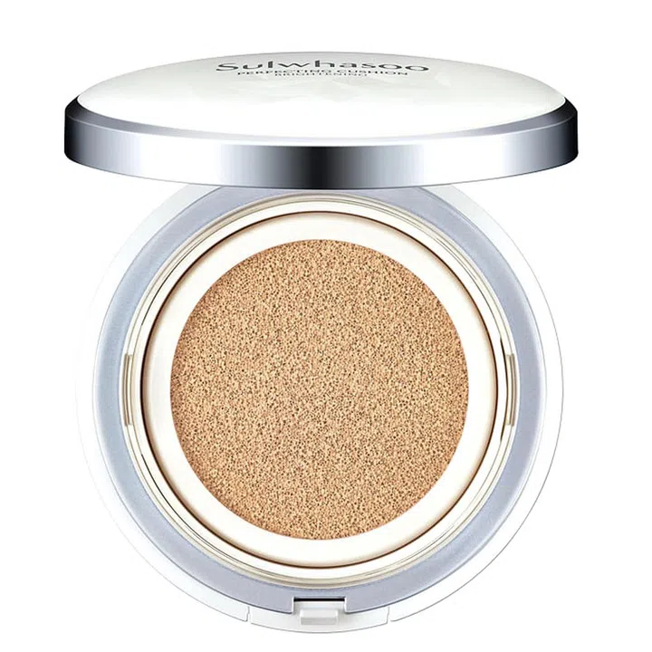 Fortified with pearl and plant extracts to inhibit melanin production, this buildable foundation corrects sallowness for instant radiance.