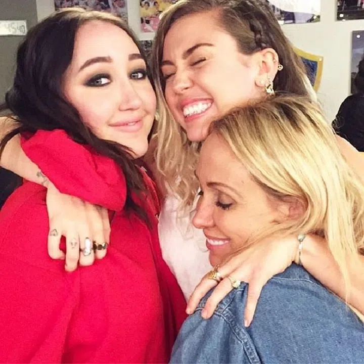 "❤️❤️❤️❤️❤️❤️". Photo: @mileycyrus