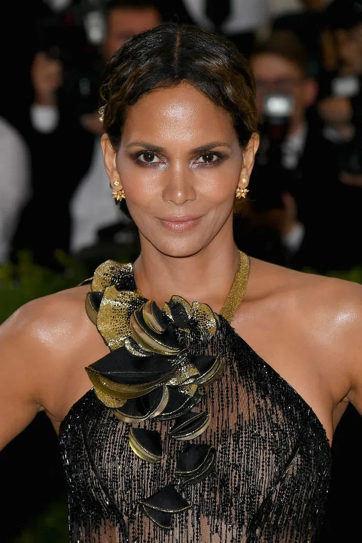 Bringing a glamourous flair to Berry's glowing skin are smoky eyes with the inner corners highlighted with pewter-toned shadow, and nude lips (Photo: Getty)