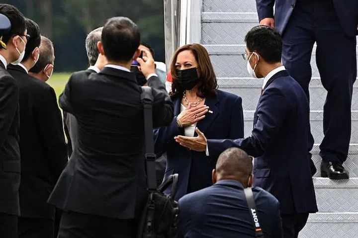 Ms Kamala Harris greeting Foreign Minister Vivian Balakrishnan on Aug 22, 2021. (Photo: Lin Yaohui/Straits Times)