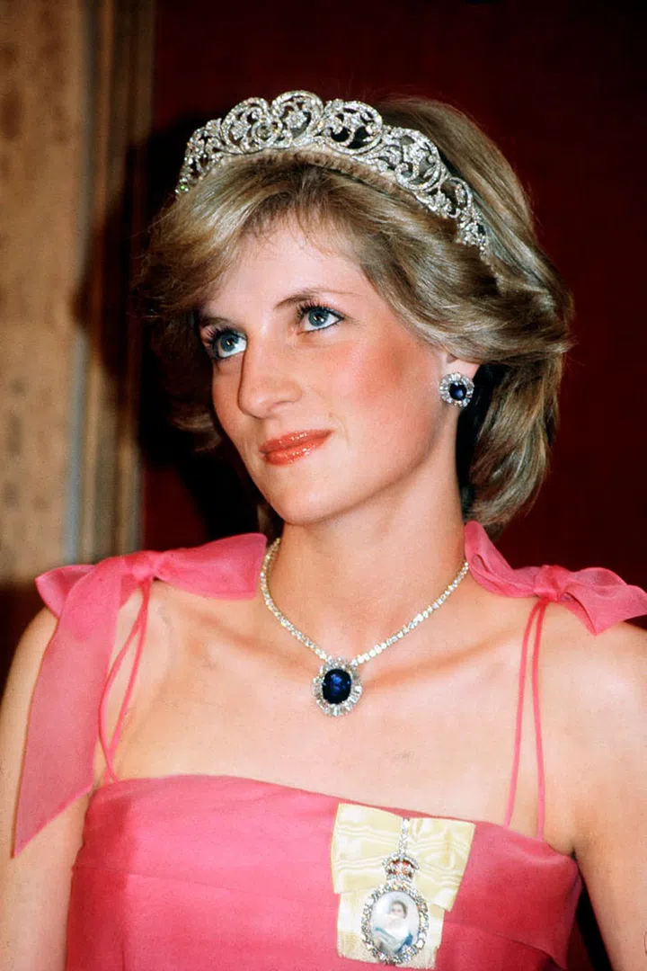 BRISBANE, AUSTRALIA - APRIL 11:  Diana, Princess Of Wales Attending A Reception At The  Crest International Hotel, Brisbane, Australia Wearing  The Spencer Tiara, The Royal Family Order Of The Queen And  The Saudi Arabia Sapphire And Diamond Necklace And Earrings.  (Photo by Tim Graham/Getty Images)